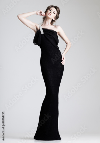 Cuadro en lienzo beautiful woman model posing in elegant dress in the studio