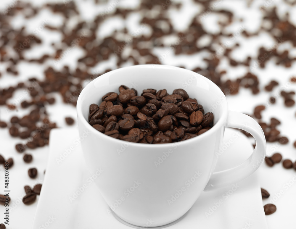 Obraz premium Kaffeebohnen mit Kaffeetasse 2