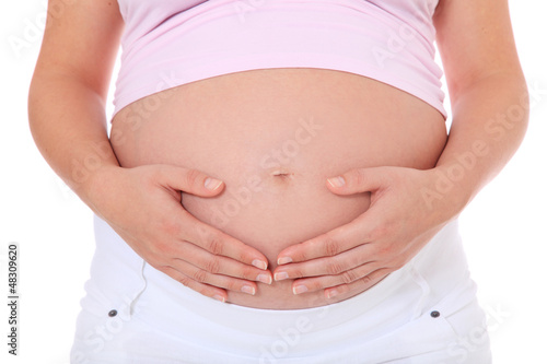 Schwangere Frau hält ihren Babybauch © Kaesler Media