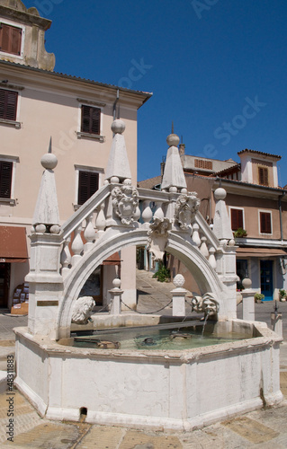 Da-Ponte-Brunnen - Koper - Slowenien photo