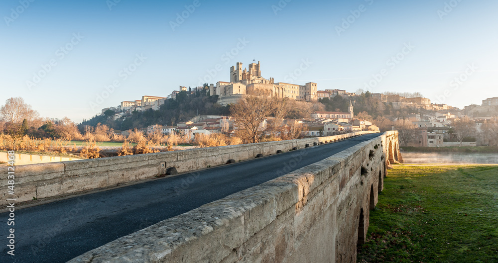 Le Pont Vieux sur l'Orb à Béziers, Hérault en Occitanie, France