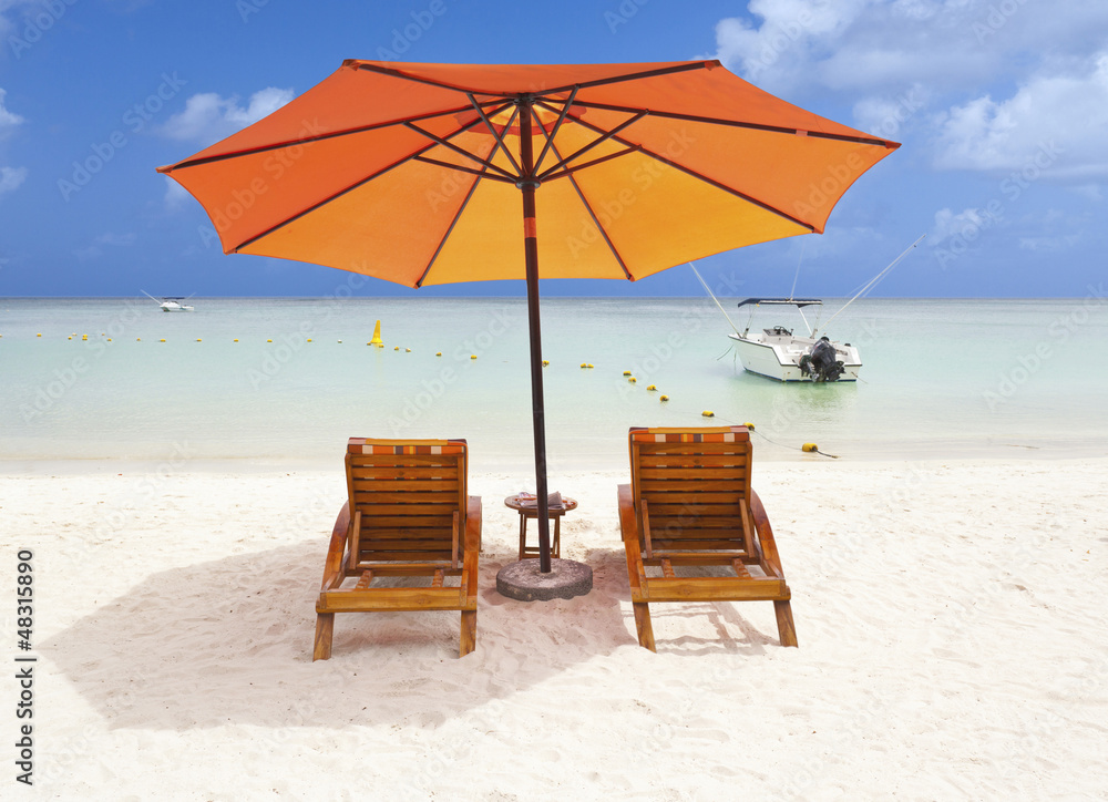 parasol sur plage paradisiaque de l'île Maurice