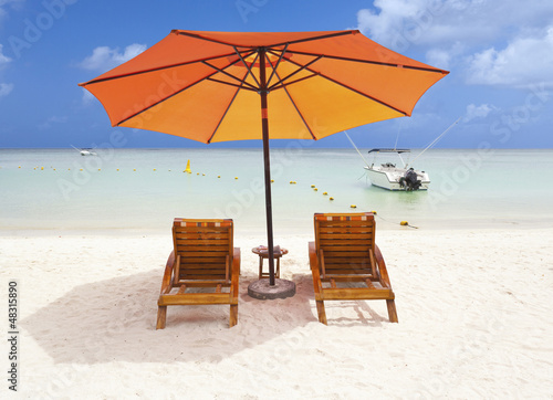 parasol sur plage paradisiaque de l   le Maurice