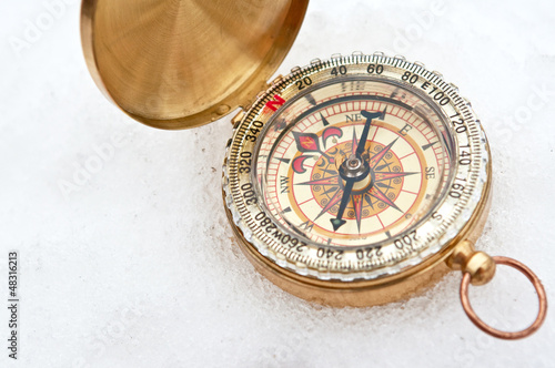 Obraz na płótnie Compass in the snow
