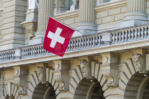 Obraz na plátně Bundeshaus Facade with Swiss Flag in Bern, Switzerland