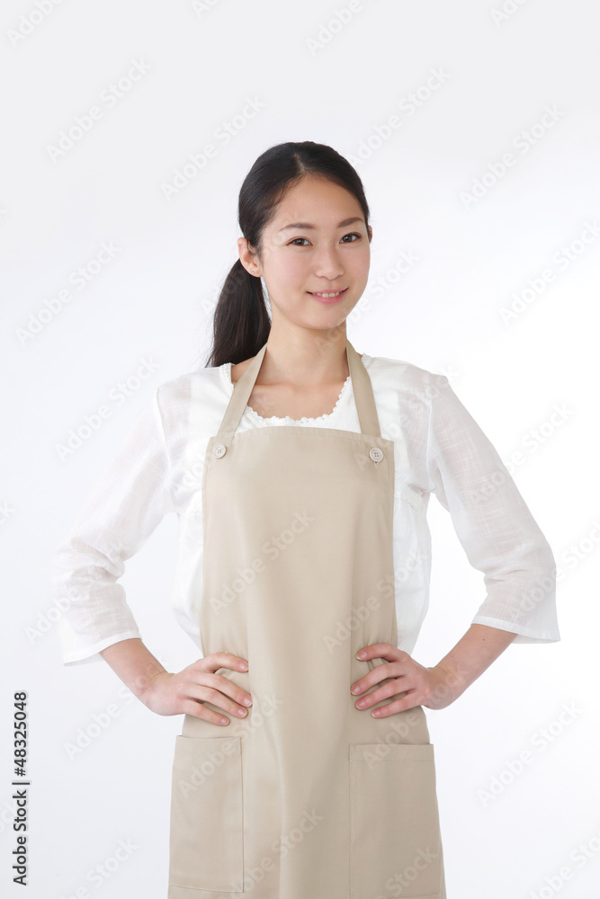 エプロンの女性