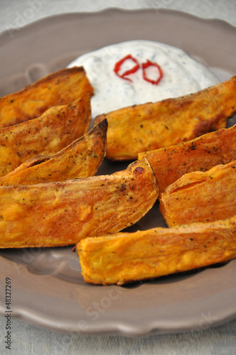 Sweet Potato Wedges mit Kräuterdip photo