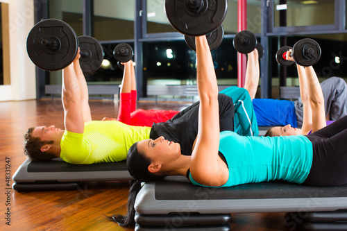 Quadro su tela weight training in the gym with dumbbells