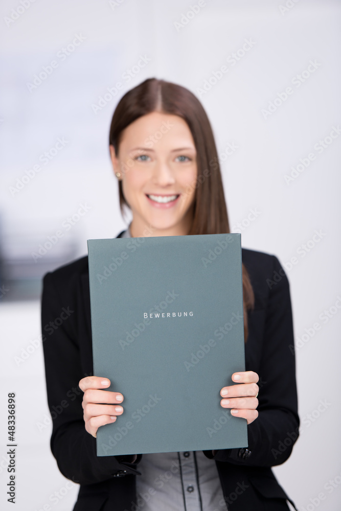 junge frau mit bewerbungsmappe junge frau mit bewerbungsmappe