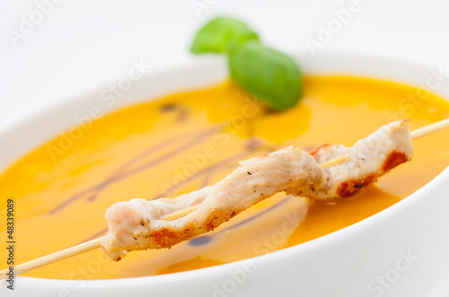 Kuerbissuppe mit Hähnchenspieß photo