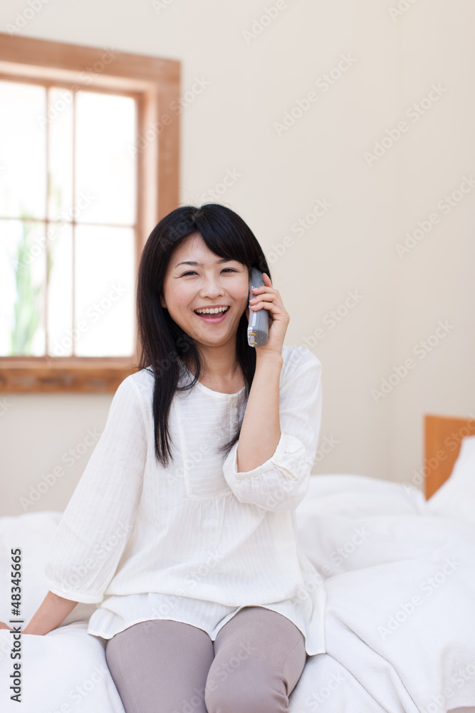 電話で話す若い女性 電話で話す若い女性