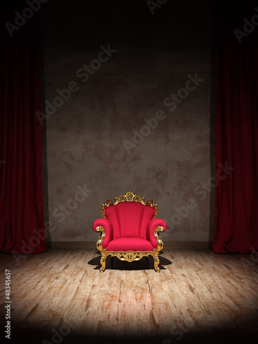 Prunkvoller Polsterstuhl auf Show Bühne