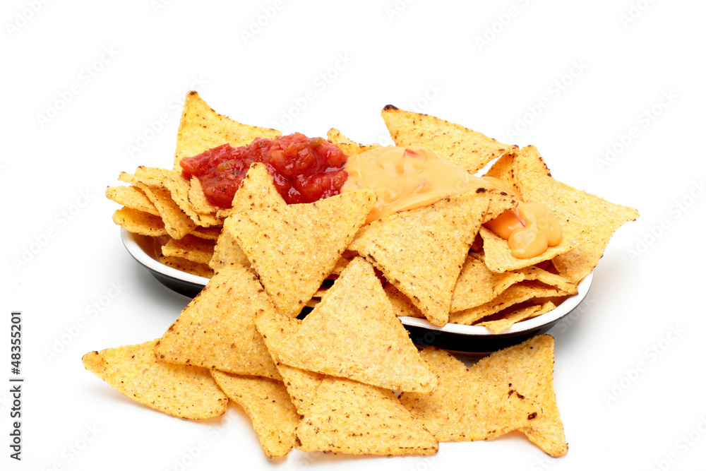 tortilla nachos con salsa piccante su sfondo bianco