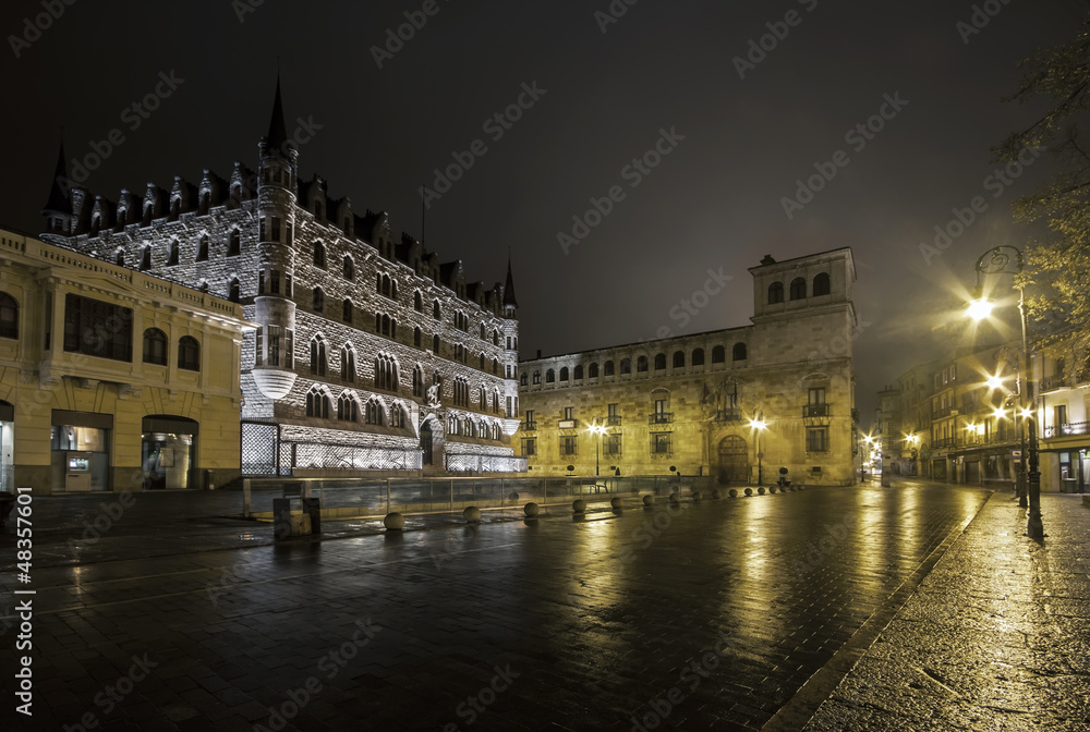 Night shot of the Botines and Guzmanes Palaces of Leon in a fogg