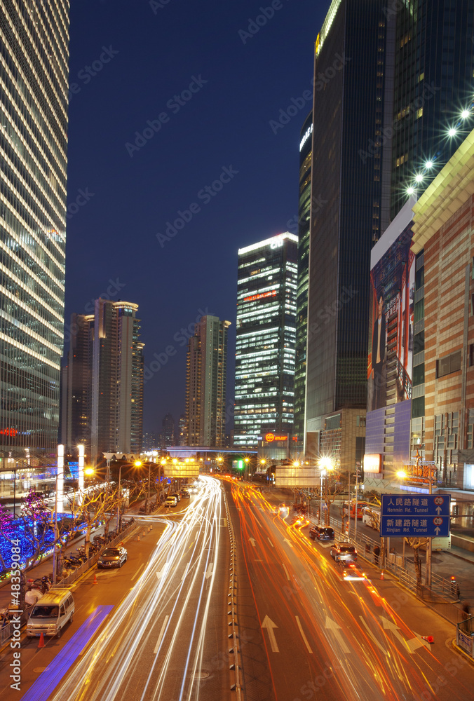Obraz premium city highway at night with light traces from moving cars