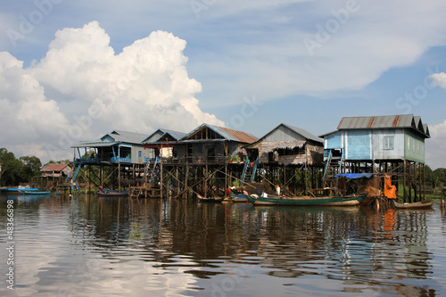 Obraz na plátně Village sur pilotis au bord du lac Tonle Sap