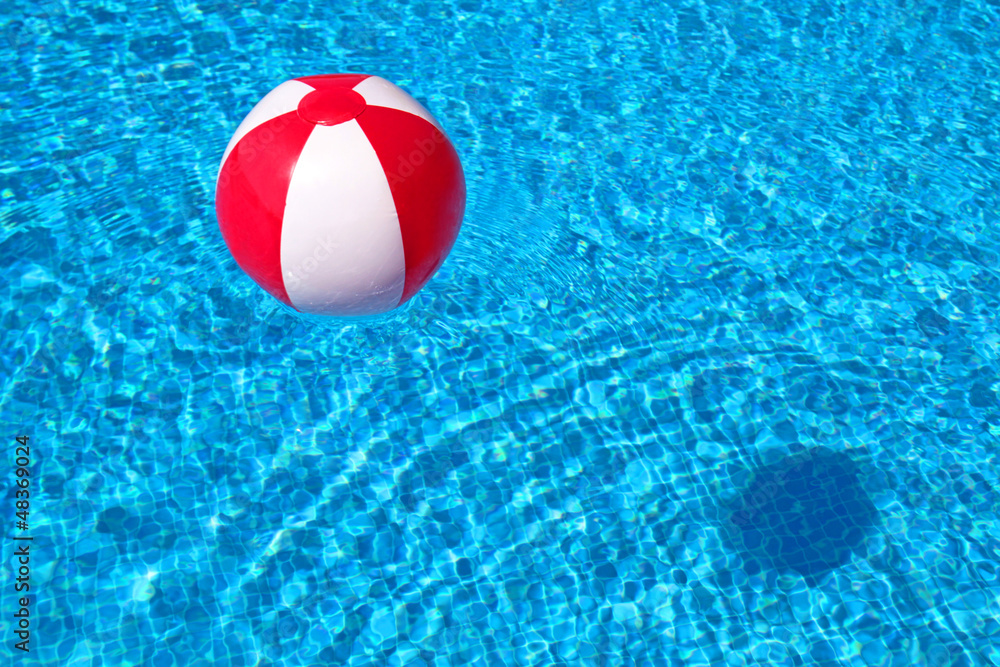 Pool mit rotem Ball