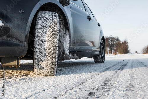 Tableau sur toile Winterreifen - schneeglatte Fahrbahn
