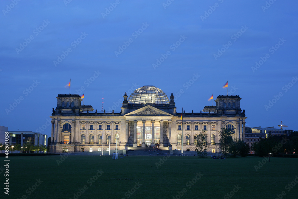 Der Reichstag in Berlin bei der Abenddaemmerung