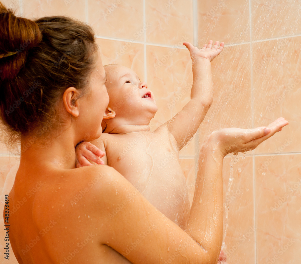 Mom son shower. Совместное купание с мамой. Совместное купание с мамой в ванной. Фотосессия мамы с малышом в душе. Дочь в душе.