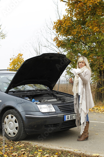 Frau kontrolliert Ölstand beim Auto © absolutimages