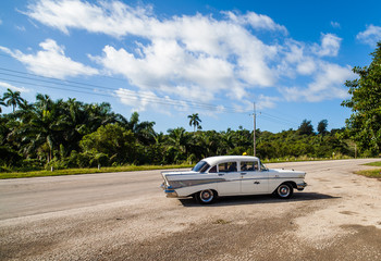 Plexiglas schilderij Cubaanse oldtimers Gele taxi op Cubaanse straat  © mabofoto@icloud.com