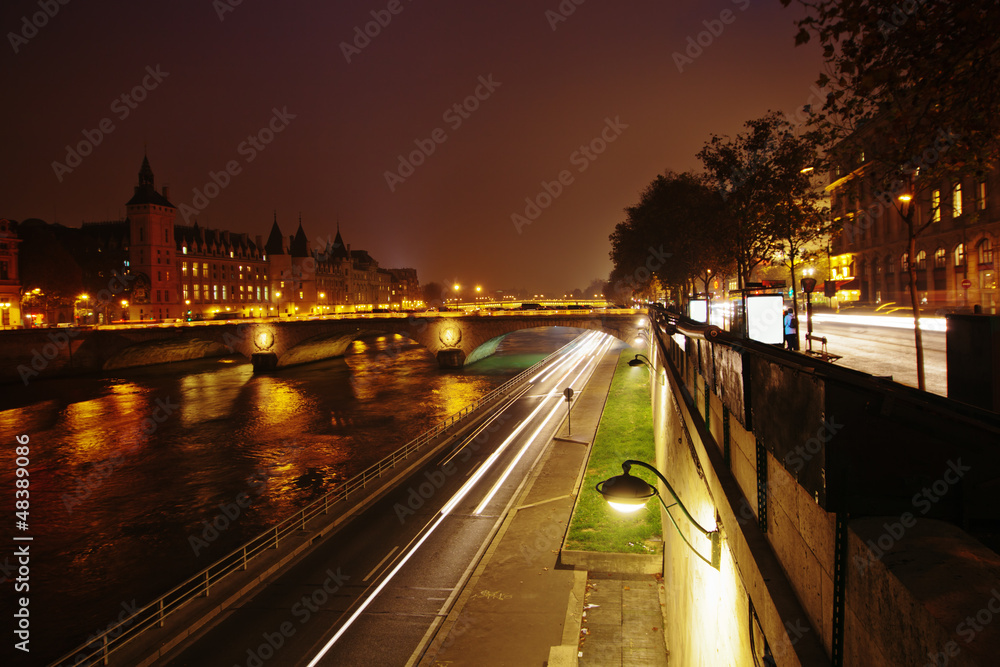 nachts am Seineufer in Paris