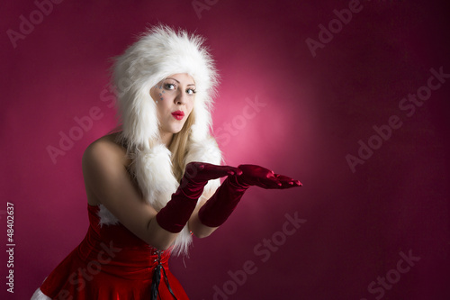 junge sexy blonde Frau im Weihnachtskostüm © codiarts