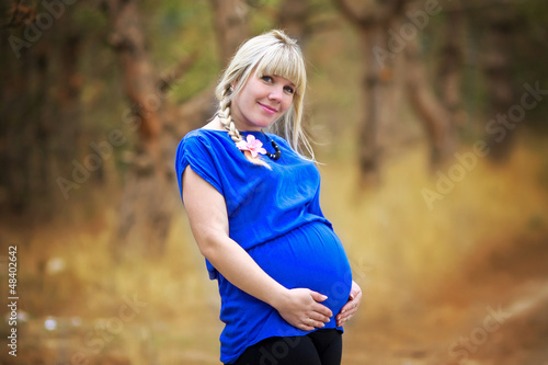 Fototapeta Naklejka Na Ścianę i Meble -  Beautiful pregnant woman relaxing in the park