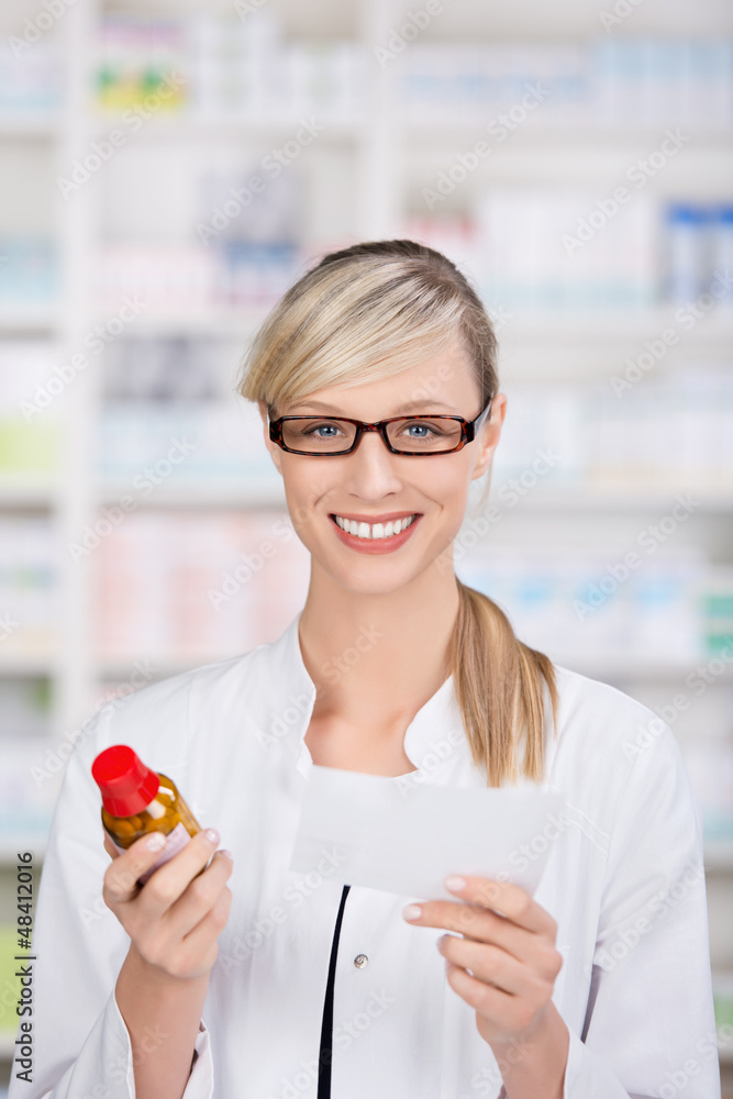apothekerin mit rezept und medikament apothekerin mit rezept und medikament