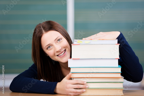 Obraz na płótnie junge studentin mit einem stapel bücher