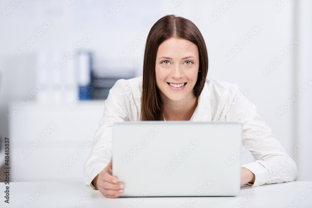 junge frau mit laptop am schreibtisch junge frau mit laptop am schreibtisch