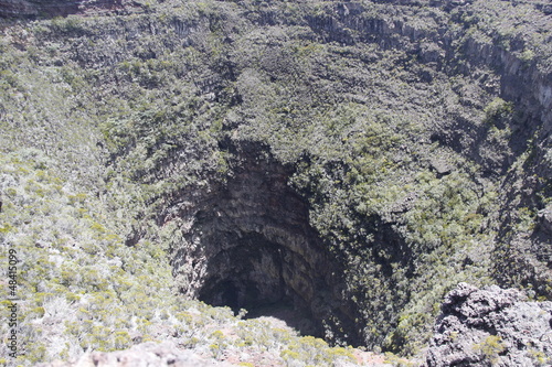 Gouffre volcanique au Piton de la Fournaise à La Réunion