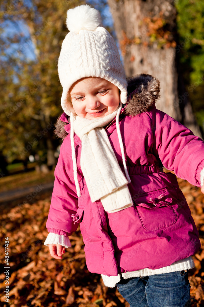 Kleines junges Kind mädchen mit Jacke Mütze und schal im Herbs Kleines junges Kind mädchen mit Jacke Mütze und schal im Herbs