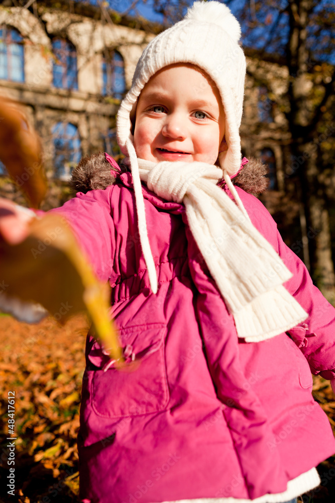Kleines junges Kind mädchen mit Jacke Mütze und schal im Herbs Kleines junges Kind mädchen mit Jacke Mütze und schal im Herbs