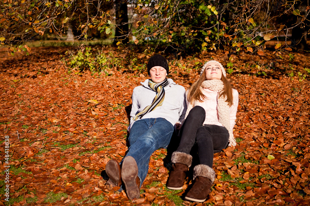 Junges Paar im Herbst im park mit bunten blättern im freien