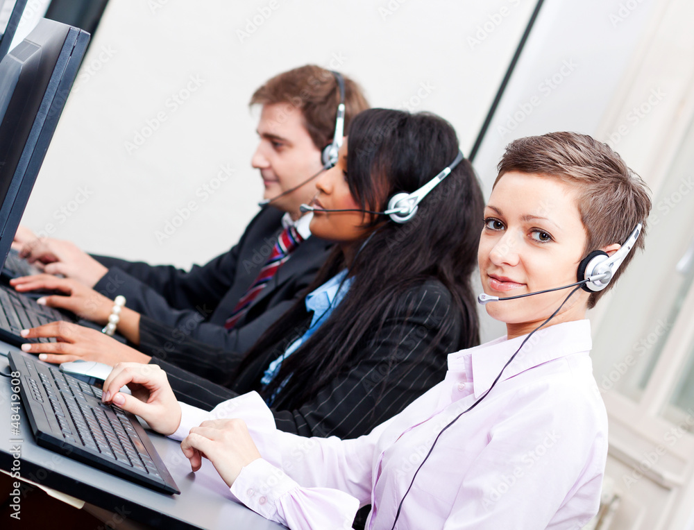 Callcenter Mitarbeiter mit Kopfhörern am Computer freundlich Stock Photo |  Adobe Stock