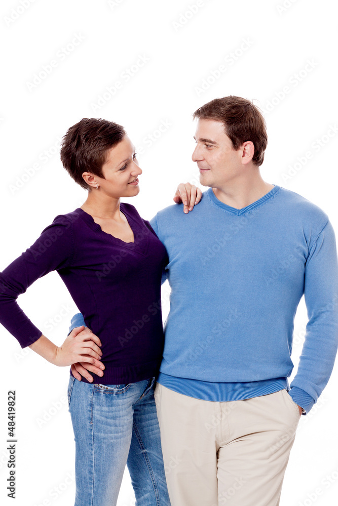 Junges Paar in verliebter Umarmung mit blauem Pullover isoliert Junges Paar in verliebter Umarmung mit blauem Pullover isoliert
