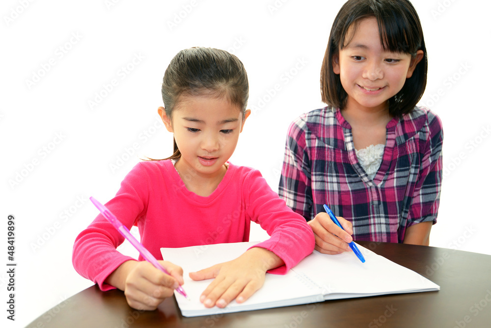 勉強を楽しむ二人の女の子 勉強を楽しむ二人の女の子