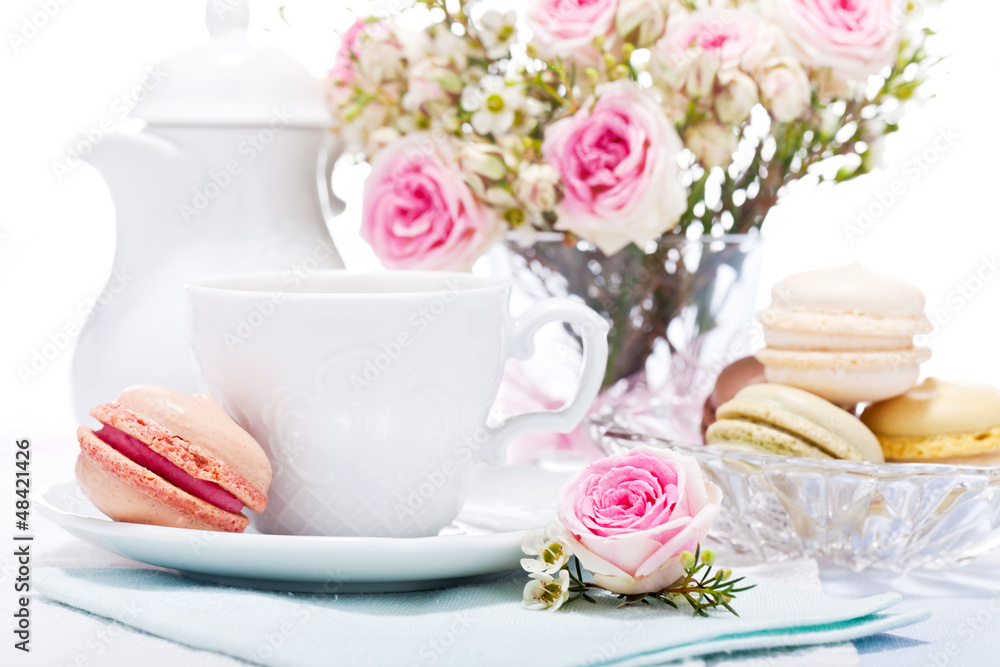 Traditionelle leckere süße Macarons gebäck mit Kaffee Traditionelle leckere süße Macarons gebäck mit Kaffee