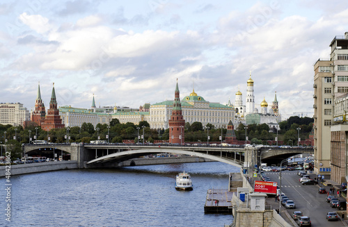 Городской пейзаж с видом на Московский Кремль