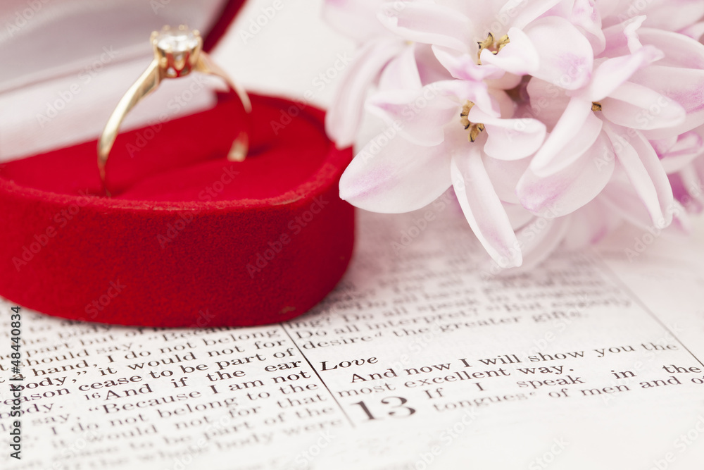 Naklejka premium Bible and engagement ring