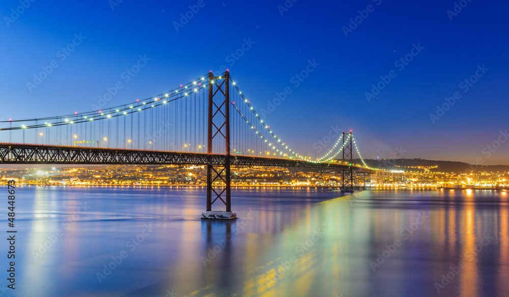 Night view of Lisbon and of the 25 de Abril Bridge, Portugal - obrazy, fototapety, plakaty 