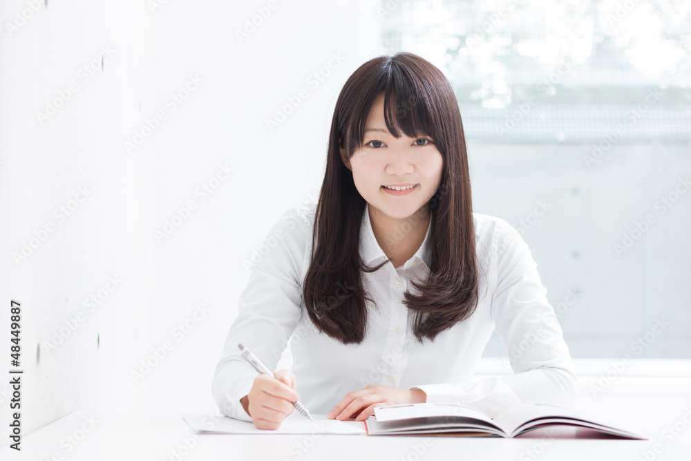 勉強する女の子 勉強する女の子