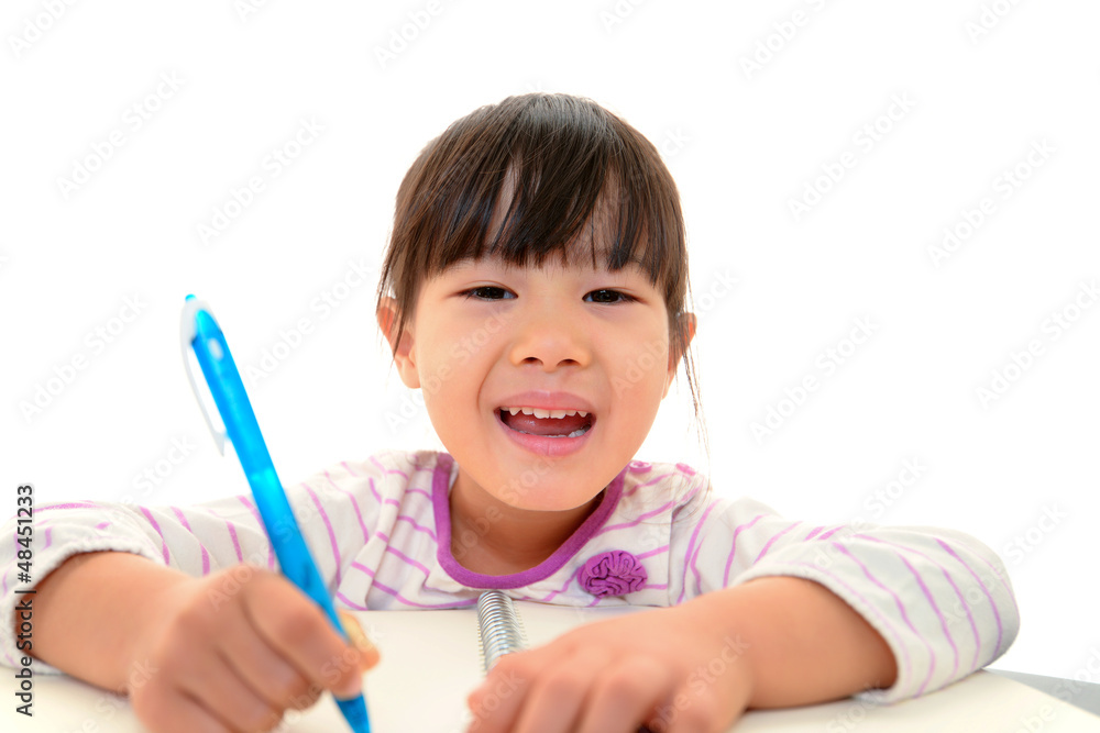 勉強を楽しむ笑顔の女の子 勉強を楽しむ笑顔の女の子
