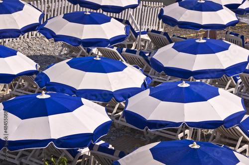 Parasols sur la plage de Nice - France