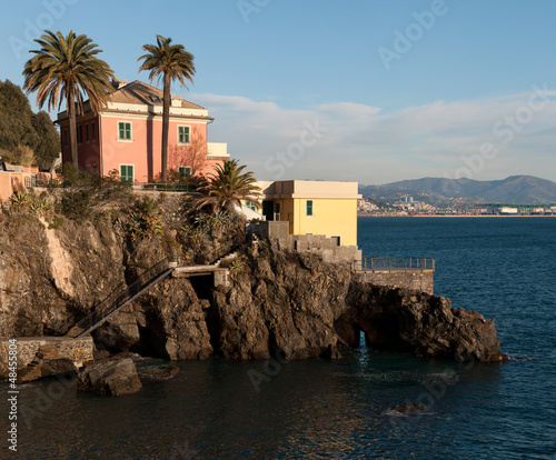 panoramica di due case costruite sul mare photo