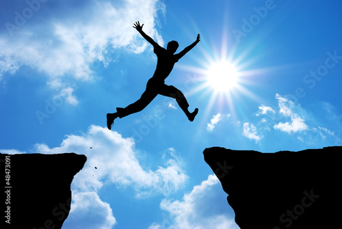 Slika na platnu Man jump through the gap.
