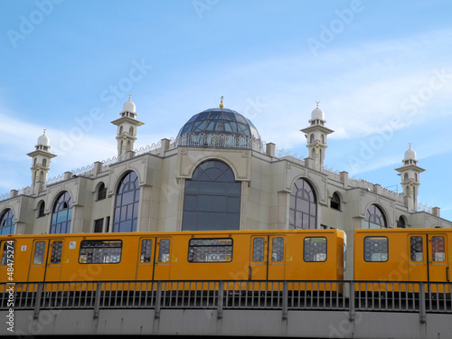 U-Bahn und Moschee
