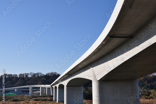 建設中の高速道路 © Green Cap 55